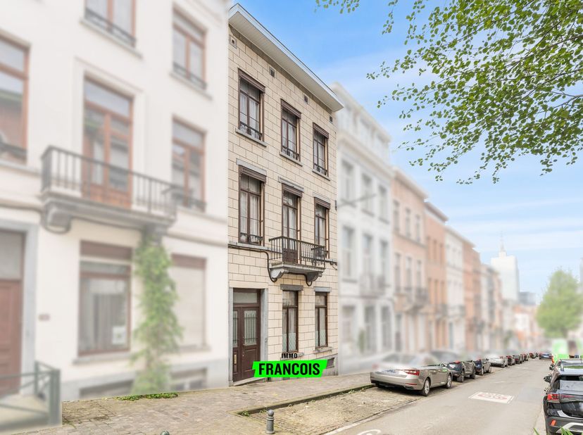 Ontdek dit karaktervolle te renoveren herenhuis (bouwjaar 1850), gelegen op een perceel van 186 m² met een bewoonbare oppervlakte van ca. 288 m².<br /