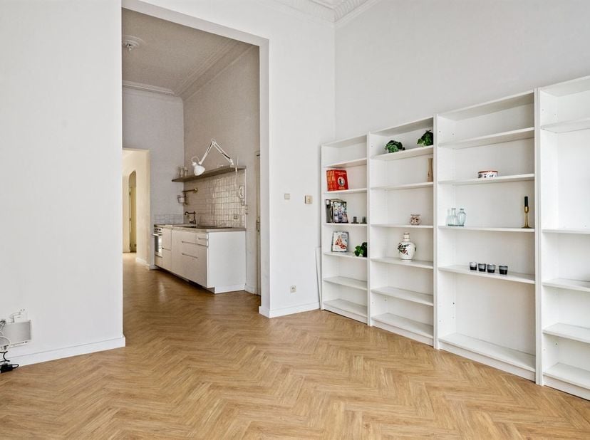 Dit charmante gelijkvloers appartement bevindt zich in de Arendstraat te 2018 Antwerpen, in de gegeerde wijk Zurenborg. De ligging is uiterst centraal