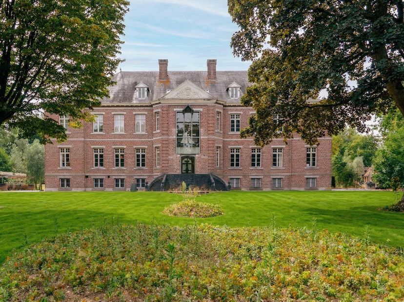 Kasteel met een bruikbare oppervlakte van ca. 1.200m² op centrale ligging nabij Ieper, Kortrijk, Roeselare, ...<br />
<br />
Langs de mooie oprijlaan