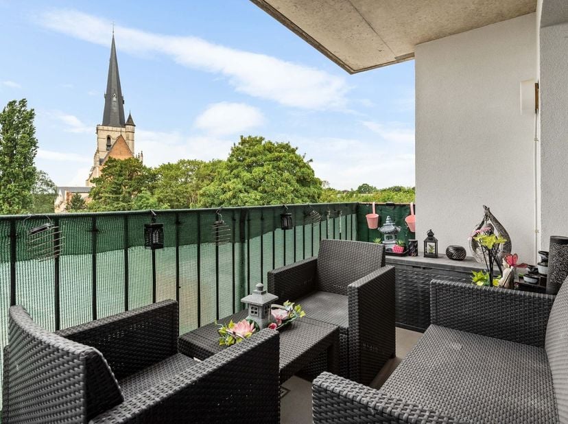 Journée portes ouvertes le samedi 13 juin 2026 de 15h30 à 16h30<br />
<br />
Appartement unique de deux chambres à coucher avec parking dans le cent
