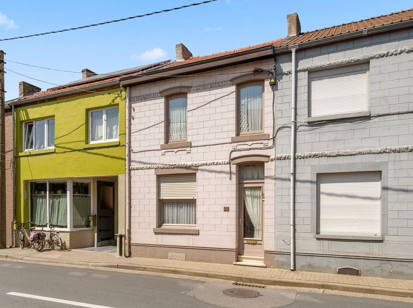 Deze standaard rijwoning in Attenhoven is de perfecte plek voor een gezin dat op zoek is naar een comfortabele en praktische woning. De woning beschik