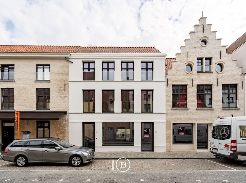 Verscholen in het hart van Brugge, bevindt zich de<br />
historische site van de Weylerkazerne. Het project geniet een imposante architectuur met resp