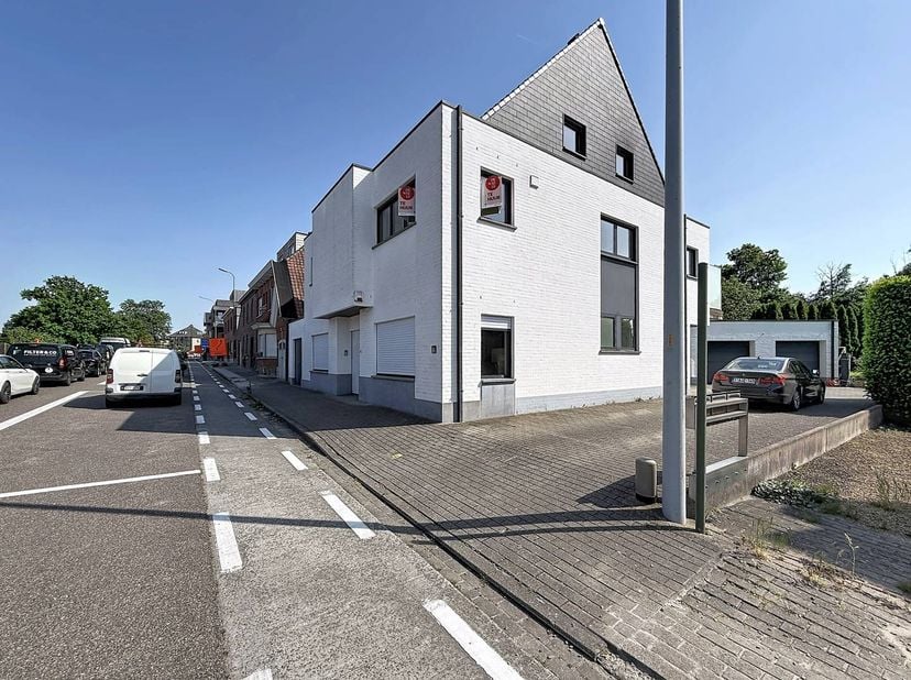 Dit  duplexappartement met 2 slaapkamers geniet een centrale ligging, ruim terras en gemeenschappelijke tuin (vrij gebruik, zonder onderhoud). Uiterst