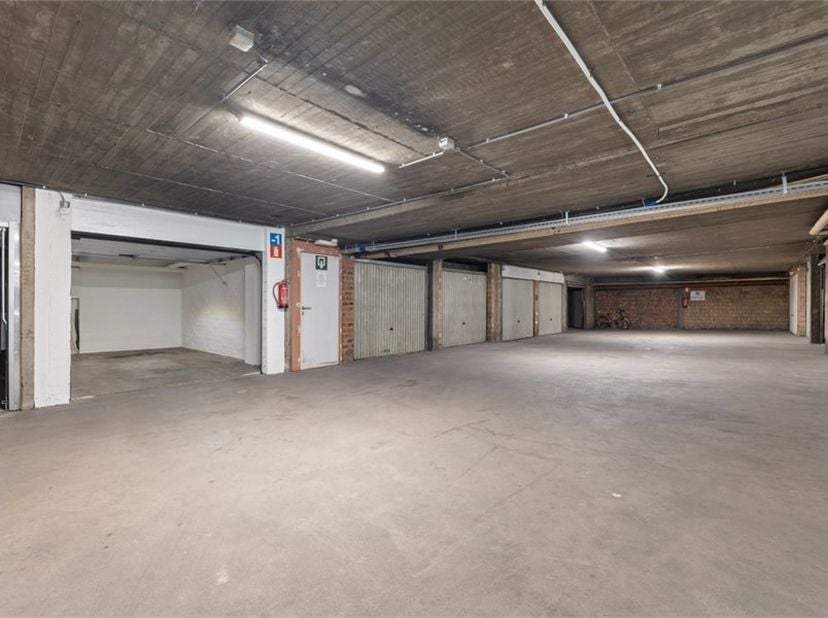 Deze garagebox&amp;nbsp;is gelegen langs de Kazernestraat, vlakbij het station van Sint-Truiden en bereik je op wandelafstand allerlei faciliteiten zoals