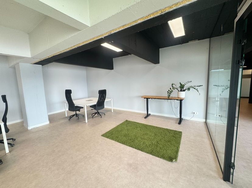 Bureau meublé d'environ 25 m² disponible au sein d'un espace de bureaux existant. <br />
<br />
L'Eilandje est l'un des quartiers les plus prisés d'An