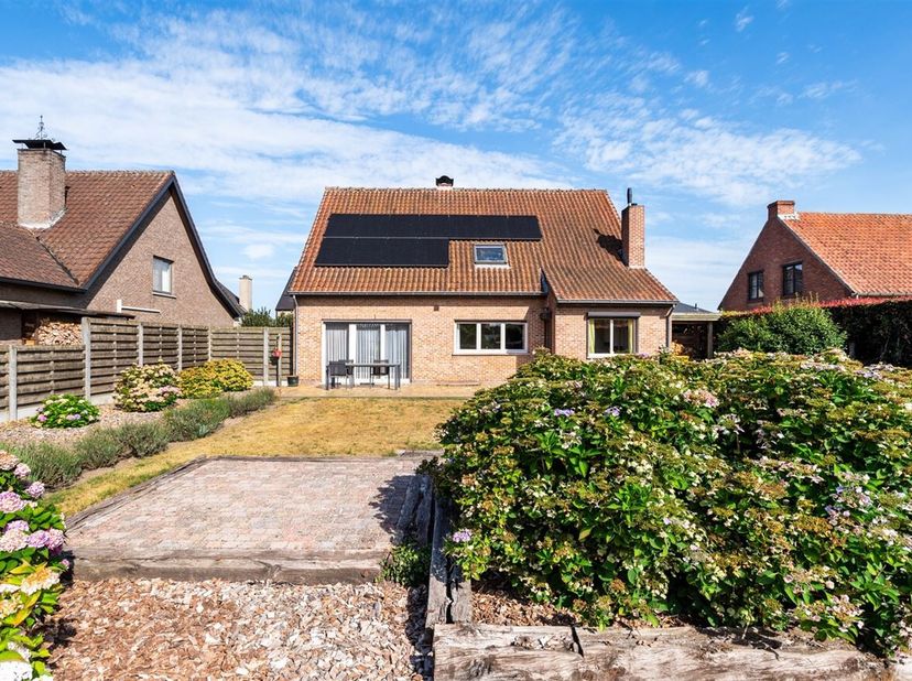 Vrijstaande woning op ruim perceel  van circa 875 m².<br />
Via de inkomhal betreden we de woning met gastentoilet. De woonkamer rechts van de woning