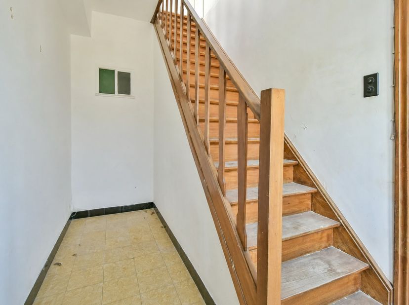 Welkom in de Wingensestraat 7 te Hertsberge, een te renoveren woning met garage, autostaanplaats en zonnige tuin, gelegen in het charmante Hertsberge.