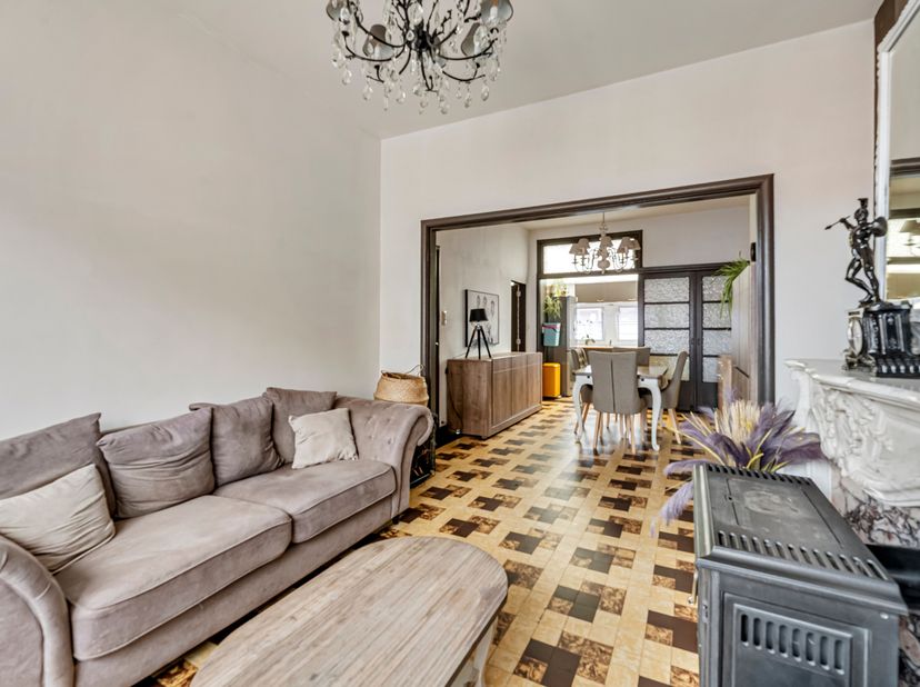 Bel-etage met ruime garage te koop in Menen!<br />
Op het gelijkvloers bevindt zich een ruime garage. Verder is er een badkamer en kelder terug te vin