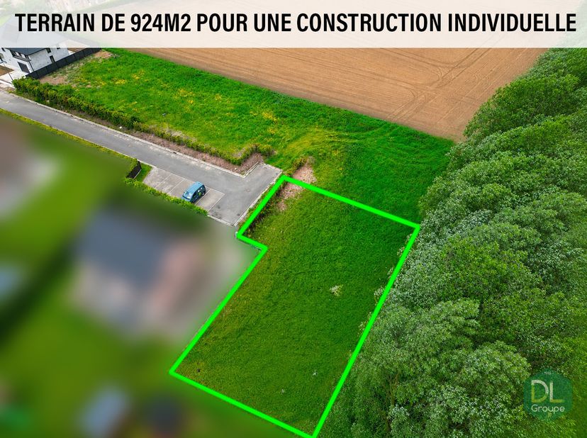 Découvrez ce superbe terrain à batir de 924m2 pour une construction individuelle idéalement situé dans le fond d'un clos particulièrement calme et app