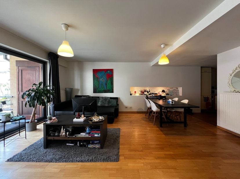 Dit lichtrijk appartement is gelegen op de tweede etage van de residentie Charline. Dit in de nabijheid van de Vrijdagmarkt en Korenmarkt, diverse win