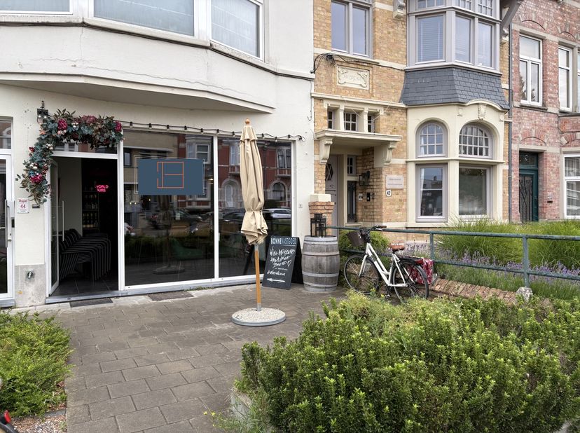 De locatie langs de Scheepsdalelaan, toegangspoort naar het centrum van Brugge, zorgt ervoor dat u van de automatische visibiliteit geniet door de pas