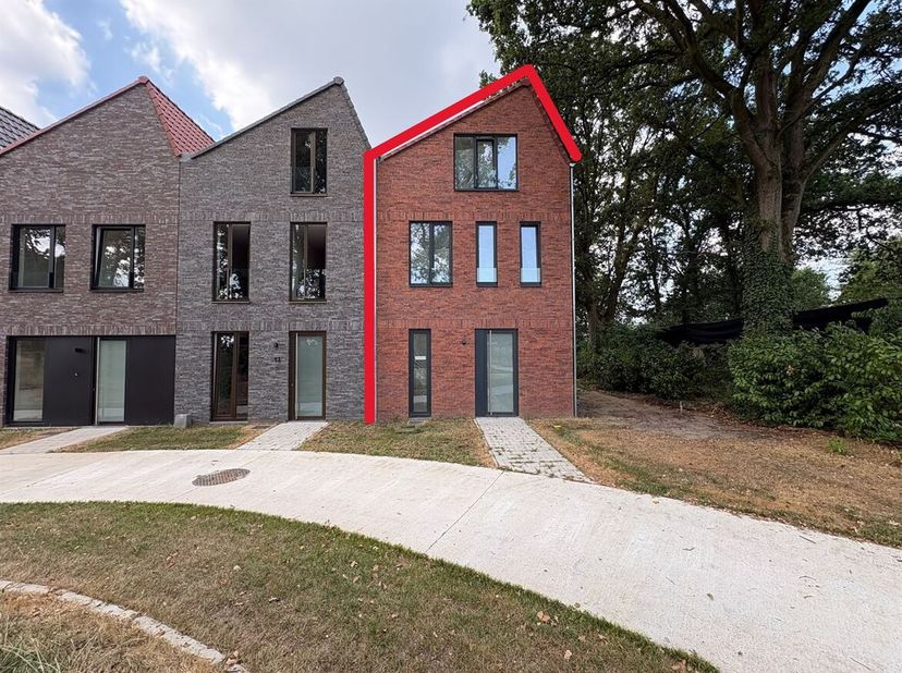 Stijlvolle en ruime energiezuinige HOB met 3 slaapkamers, gelegen in een rustige buurt<br />
Ligging: Deze moderne woning is zeer rustig gelegen in ge