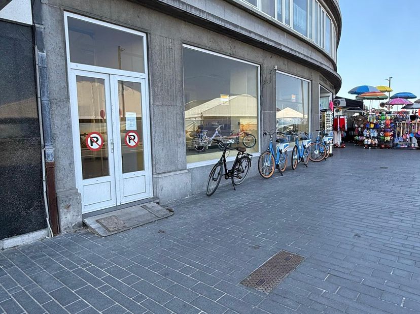 TE HUUR – Commercieel Handelspand op Toplocatie aan de Zeedijk van Oostende<br />
<br />
Bent u op zoek naar een unieke commerciële locatie met maxima
