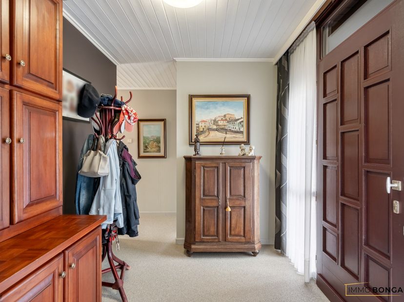 Rustig gelegen en instapklare woning met 3 slaapkamers, inpandige garage en zonnepanelen.<br />
<br />
Op een perceel van 5a61ca vinden we deze verzor