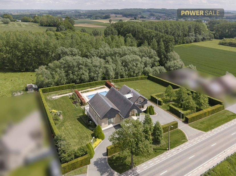 Exclusieve villa waar ruimte, luxe en rust samenkomen. <br />
<br />
INDELING:<br />
<br />
- GELIJKVLOERS: Royale inkomhal met praktische dressing, l