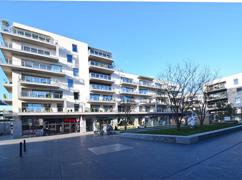 DE MUNT 33/51 - ROESELARE<br />
Residentie De Munt<br />
<br />
Dit appartement is zeer centraal gelegen op de 5de verdieping en beschikt over een moo
