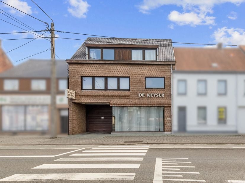 Op slechts 10 minuten van Ronse en 15 minuten van Oudenaarde bevindt zich deze veelzijdige en goed gelegen opbrengsteigendom op een perceel van maar l