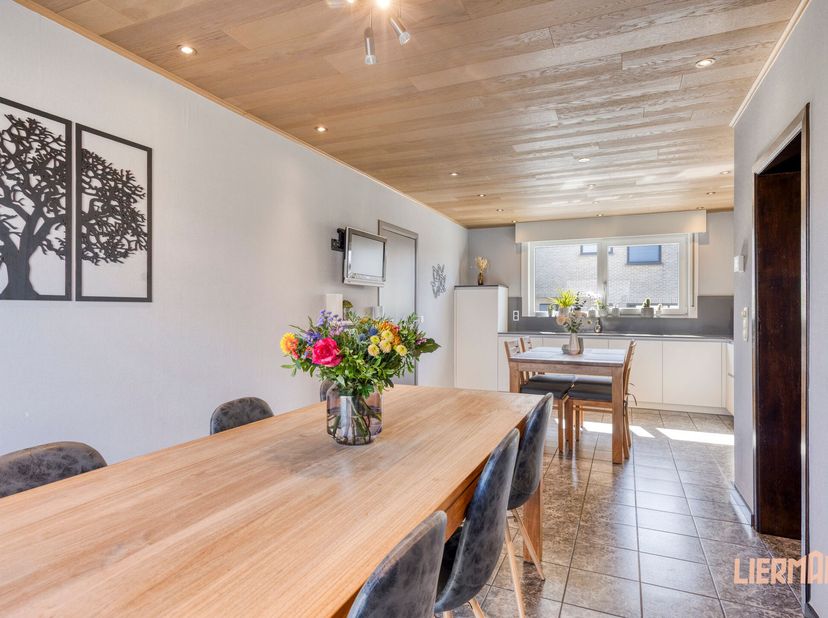 Op een commerciële en bereikbare locatie -aan de grens van Lede en Erpe- bevindt zich deze instapklare open bebouwing, ideaal voor wie rust, ruimte en