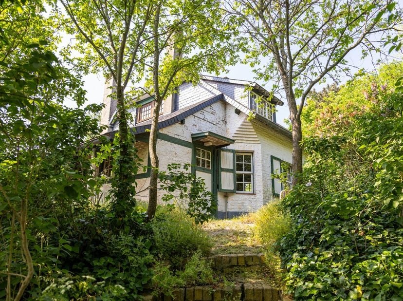 Villa Kykhill : Un chef-d'uvre intemporel sur les hauteurs de La Panne Située à La Panne, la Villa Kykhill est une propriété unique, réalisée en 1897