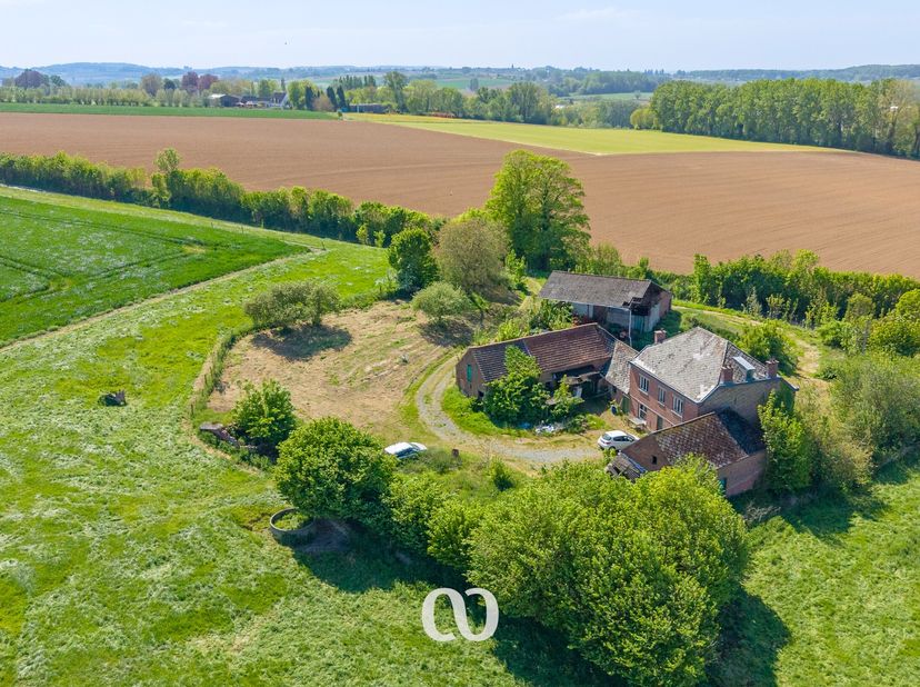 Te renoveren of af te breken hoeve op een uitzonderlijk rustige en landelijke ligging, midden in uitgestrekte akkers en met een prachtig open zicht.<b