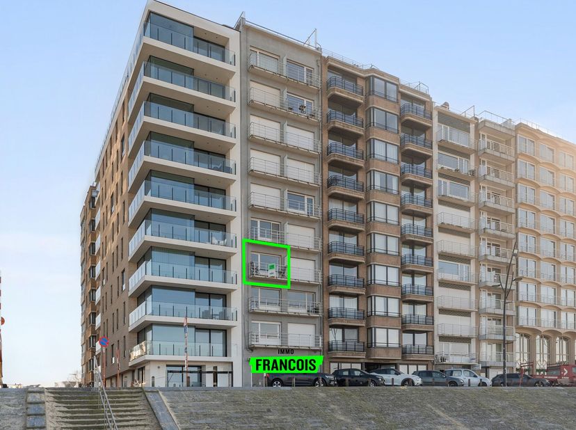 Cet appartement au troisième étage est situé à un emplacement absolument privilégié sur la Zeedijk et offre une magnifique vue dégagée sur la côte et