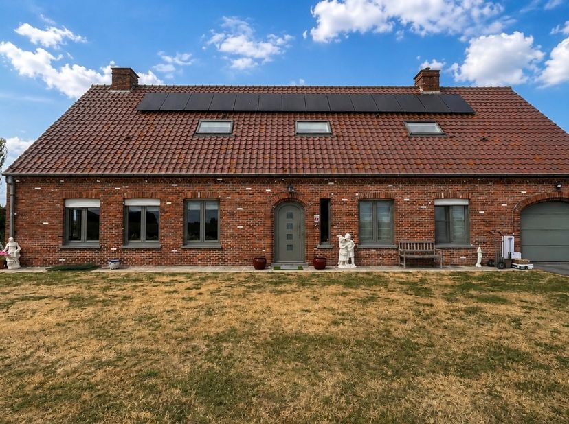 Bent u op zoek naar een ruime gezinswoning waar comfort, rust en een landelijke ligging samenkomen? Dan is deze woning aan de Ruiseledesteenweg 191 in