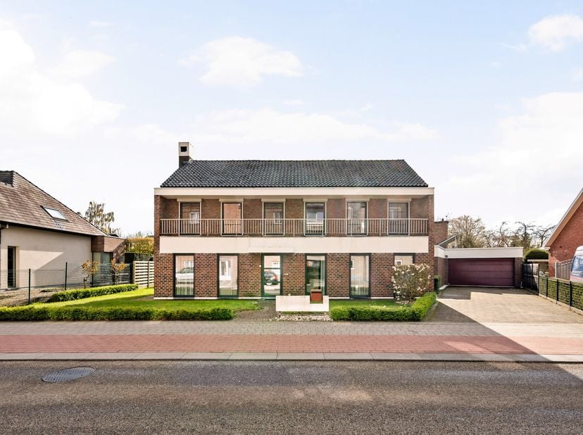 Op een topligging aan de Dokter Vanweddingenlaan bevindt zich deze karaktervolle en oerdegelijke woning op een riant perceel van 1.291 m²  een zeldzam
