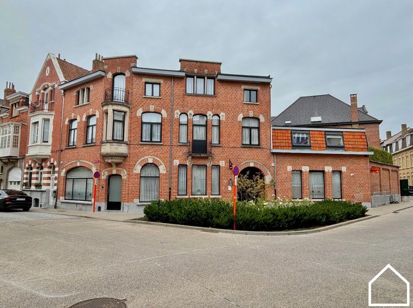 Stadscentrum Ieper – Authentiek eigendom (investeringspand).<br />
<br />
Uniek gebouw in het hart van Ieper, bestaande uit 7 instapklare éénslaapkame