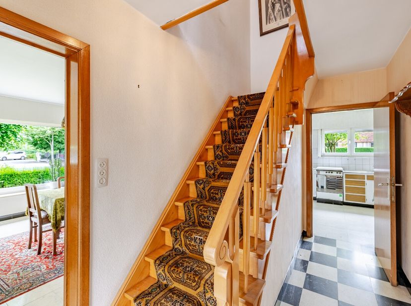 Op een gunstige ligging in Eeklo bevindt zich deze alleenstaande statige woning met een ruime tuin en een prachtig, vrij uitzicht over de achterliggen