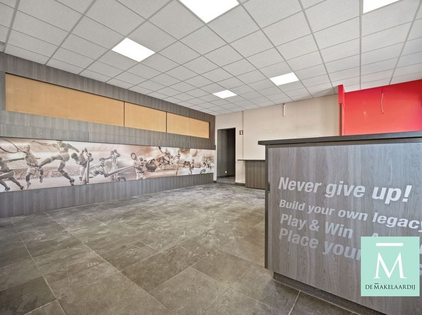 Commercieel handelspand op toplocatie in het centrum van Mechelen<br />
Op zoek naar de ideale locatie voor uw zaak? Dit commercieel pand van ca. 83