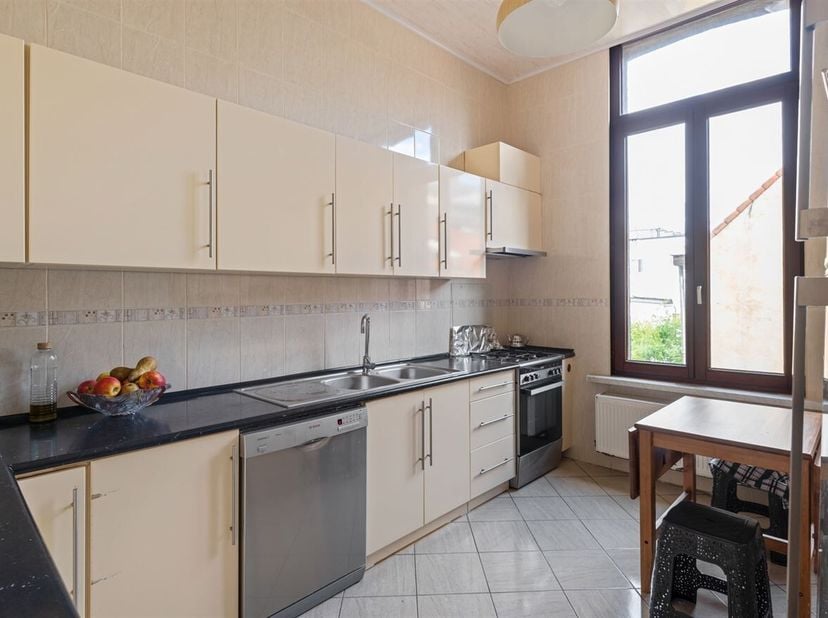 Découvrez cette impressionnante propriété de rendement composée de 2 maisons séparées, située dans la Lange Beeldekensstraat. La propriété offre une o