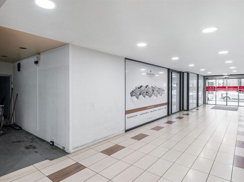 Ligging: Het pand op Appelmansstraat 33A bevindt zich in het bruisende hart van Antwerpen, in de diamantwijk, op wandelafstand van de Meir, het Centra