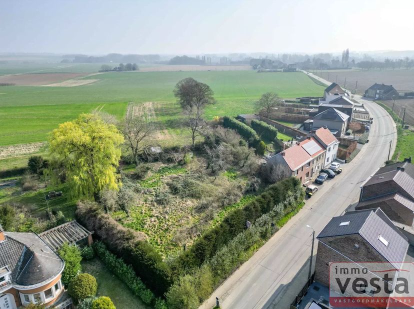 Deze ruime bouwgrond biedt potentieel voor het bouwen van één of meerdere woningen. Ze ligt in de rustige Waasmontstraat in Landen, dicht bij het cent