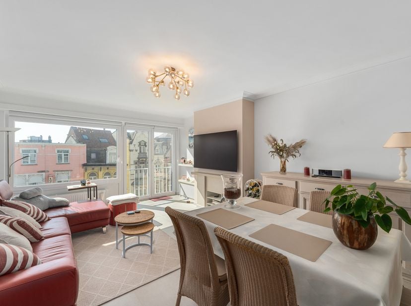 Op de geliefde Graaf Jansdijk, op slechts een steenworp van de zee, vinden we dit volledig vernieuwde appartement waar comfort, kwaliteit en een uitst