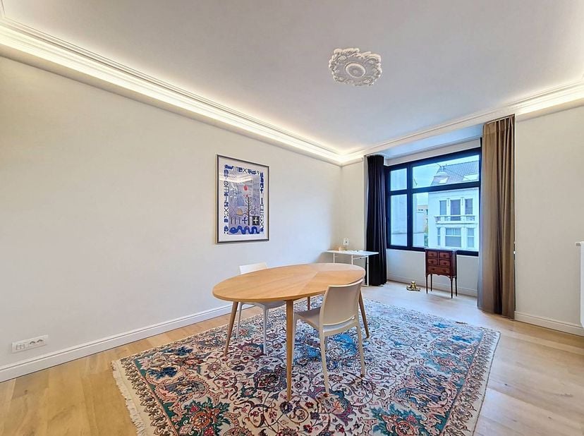 Ces magnifiques espaces de bureaux à louer sont situés dans un petit centre d'affaires très caractéristique de Gand. Les hauts plafonds et le parquet