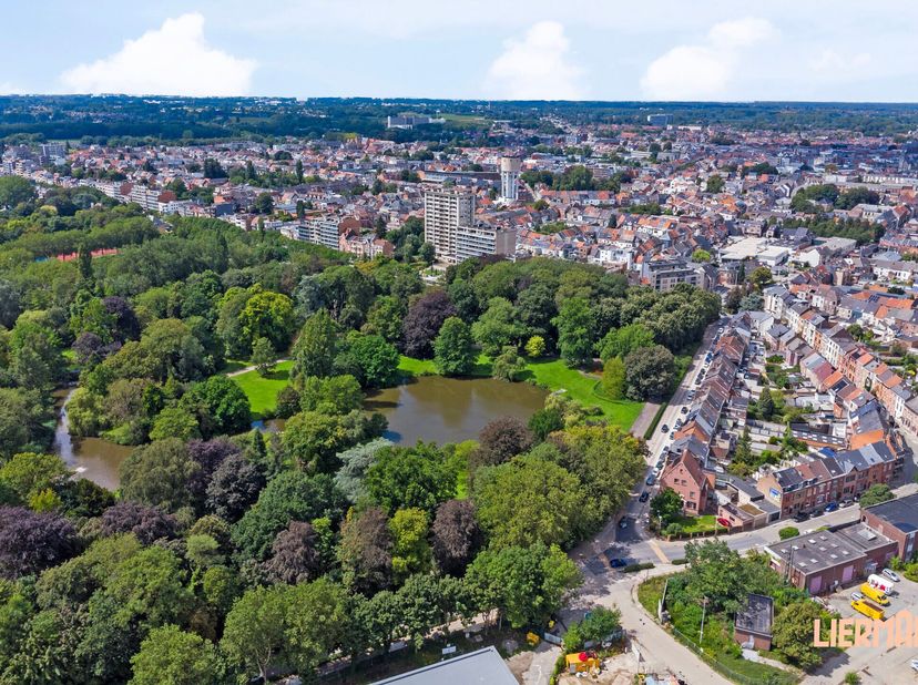 Ontdek dit lichtrijke appartement van 95 m², gelegen op de dertiende verdieping van een residentie met uniek uitzicht op het park van Aalst. Dit appar