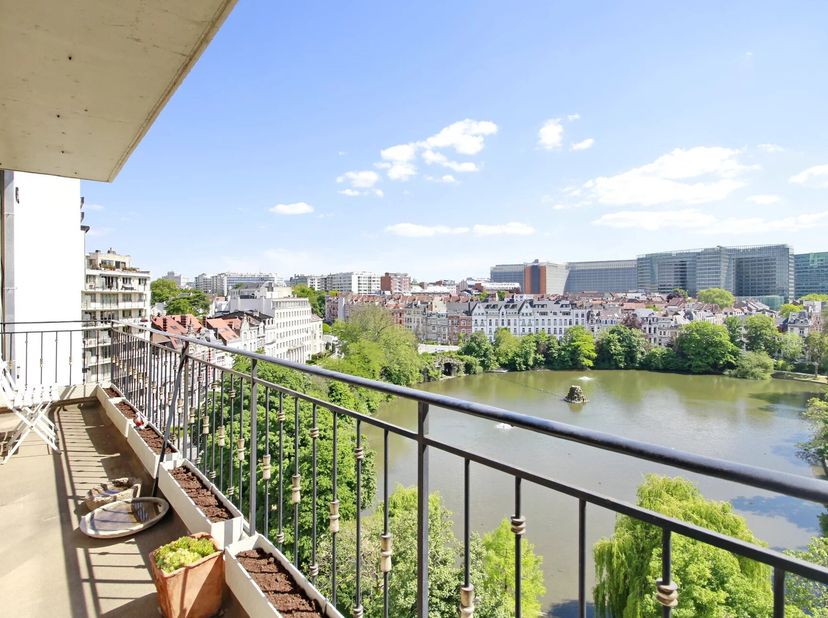 Hall d'entrée avec vestiaire et toilette séparée, espace de vie spacieux et lumineux avec terrasse sud de ± 8m², cuisine super équipée, 4 chambres de