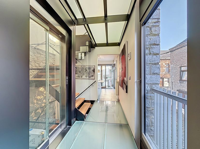 EASYHOME a lhonneur de vous présenter, à deux pas du piétonnier et du cur de Marche-en-Famenne, un bien dexception, unique dans son genre.Ce bâtiment,