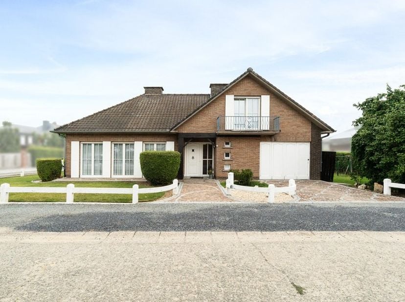 Op wandelafstand van het centrum van Zottegem bevindt zich deze ruime bungalow met verrassend veel mogelijkheden. De woning biedt een praktische indel