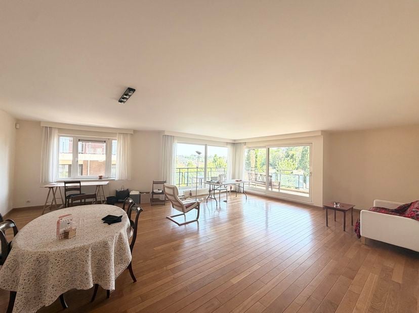 WOLUWE-SAINT-LAMBERT , à proximité de toutes les facilités, au 1er étage d'un immeuble surplombant le parc "Royal La Rasante", lumineux APPARTEMENT (3