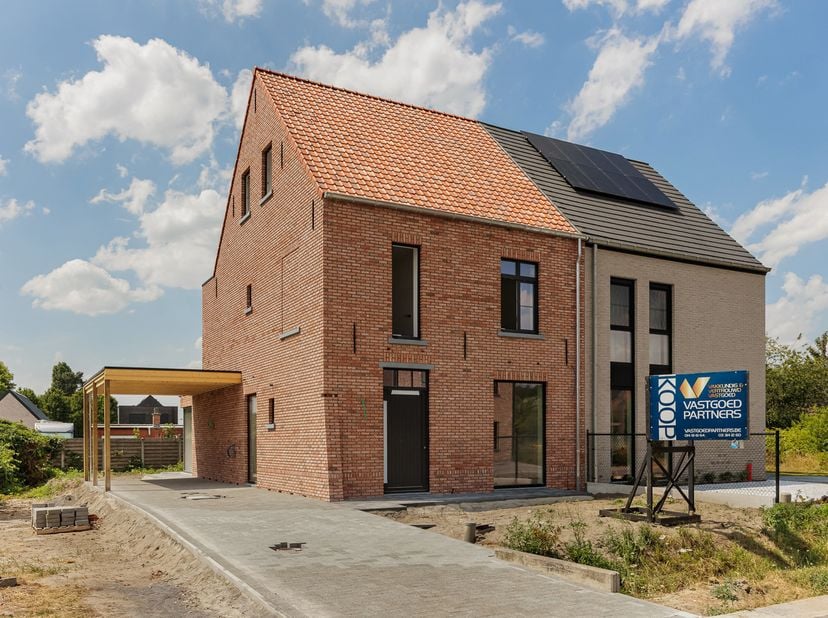 Deze halfopen nieuwbouwwoning is gelegen in de Plaggenstraat 14 te Mol, een rustige en doodlopende straat waar privacy en wooncomfort centraal staan.