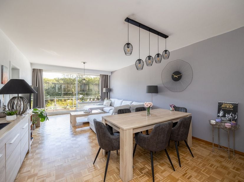 Ligging<br />
Dit verzorgde appartement is gelegen aan de Wouter Haecklaan 13 bus 201, 2100 Deurne, in een aangename en rustige woonomgeving op wandel