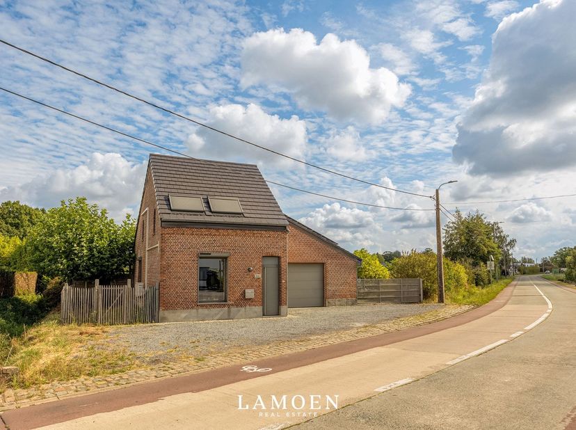 Op een geweldige locatie in het groene Sint-Katelijne-Waver vinden we deze energiezuinige, vrijstaande woning.<br />
<br />
De ruime woonkamer en de
