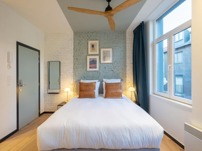Deze gemeubileerde studio gelegen op de tweede verdieping van dit in 2018 gerenoveerde gebouw, wordt verhuurd voor een korte termijn vanaf 1 maand tot