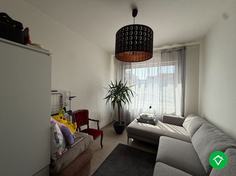 Deze volledig vernieuwde woning bestaat uit: inkomhal - zij-ingang - voorplaats - living - keuken - terras - tuin - tuinberging - wasplaats - afzonder