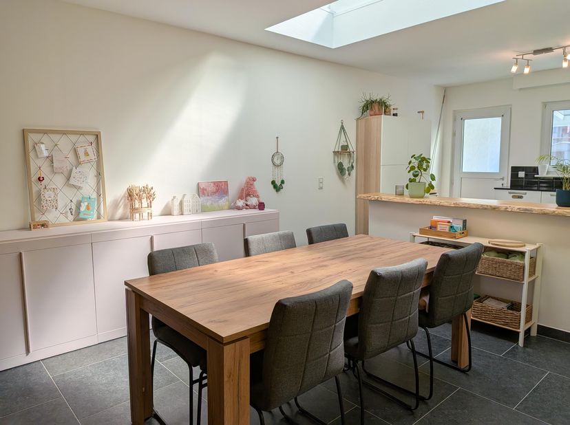 Welkom in de Rivierstraat 45, Turnhout.<br />
<br />
Deze gezellige en goed onderhouden woning werd een jaar geleden opgefrist en is instapklaar.<br /