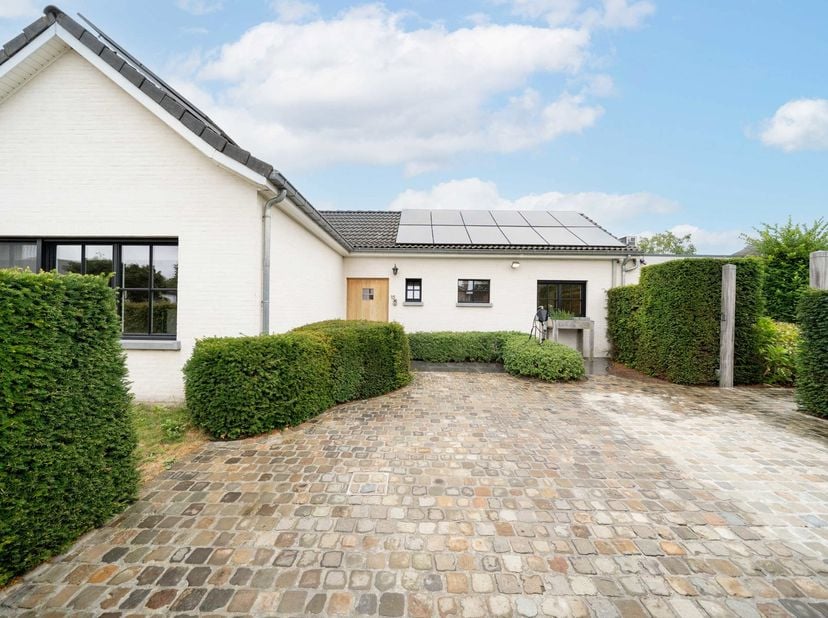 Prachtige vrijstaande woning gelegen in Itegem dorp, in een doodlopende straat in alle rust.<br />
Deze volledig gerenoveerde laagbouwvilla geniet van