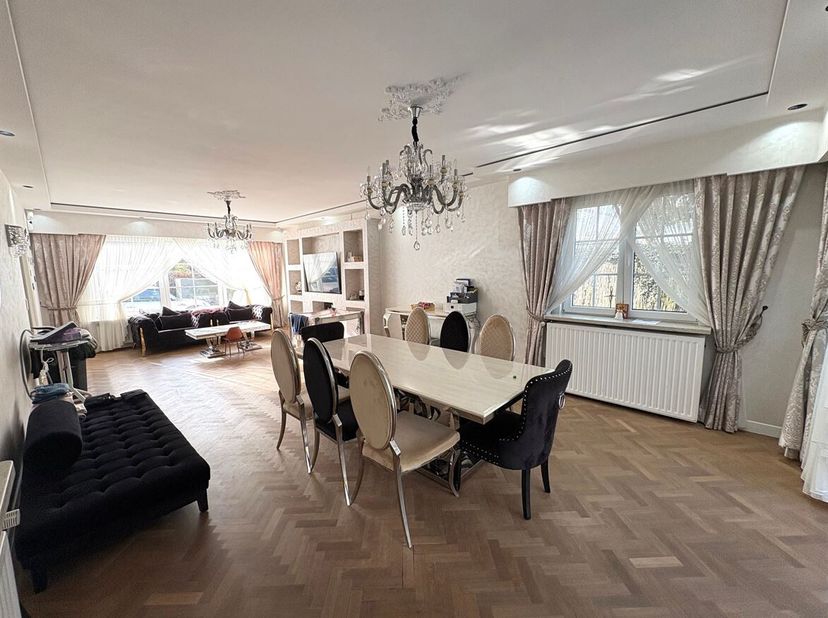Mooie woning met 5 slaapkamers op toplocatie <br />
Ligging:<br />
De woning is gelegen nabij het centrum van Brasschaat. Alle faciliteiten zoals open