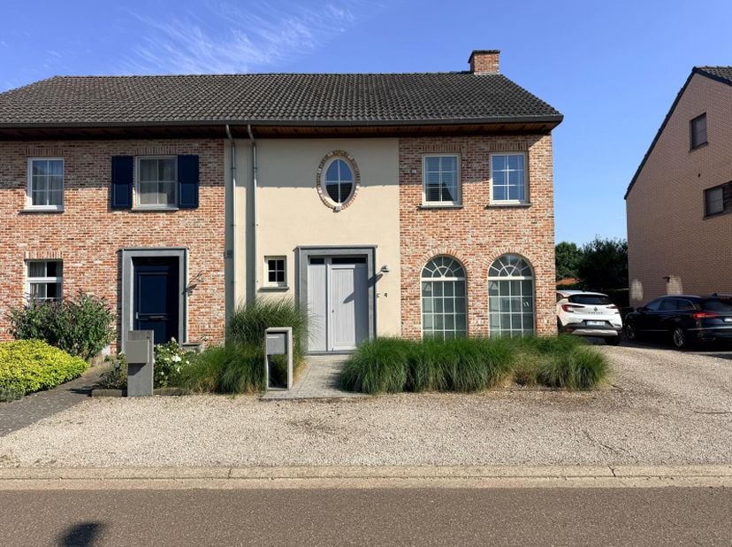 <br />
<br />
Deze prachtig afgewerkte woning bevindt zich op de Heksenheide in Kuringen, een aangename woonwijk waar het bijzonder rustig wonen is.<b