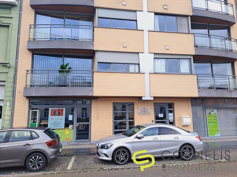 Dit handelspand, momenteel ingericht als horecazaak, bevindt zich op één van de commerciële toplocaties in Geraardsbergen. <br />
De huidige indeling